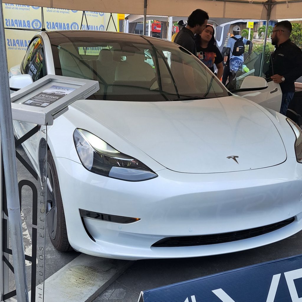 Tesla y su vehículo eléctrico en Expo Overland - Lorenzana.live